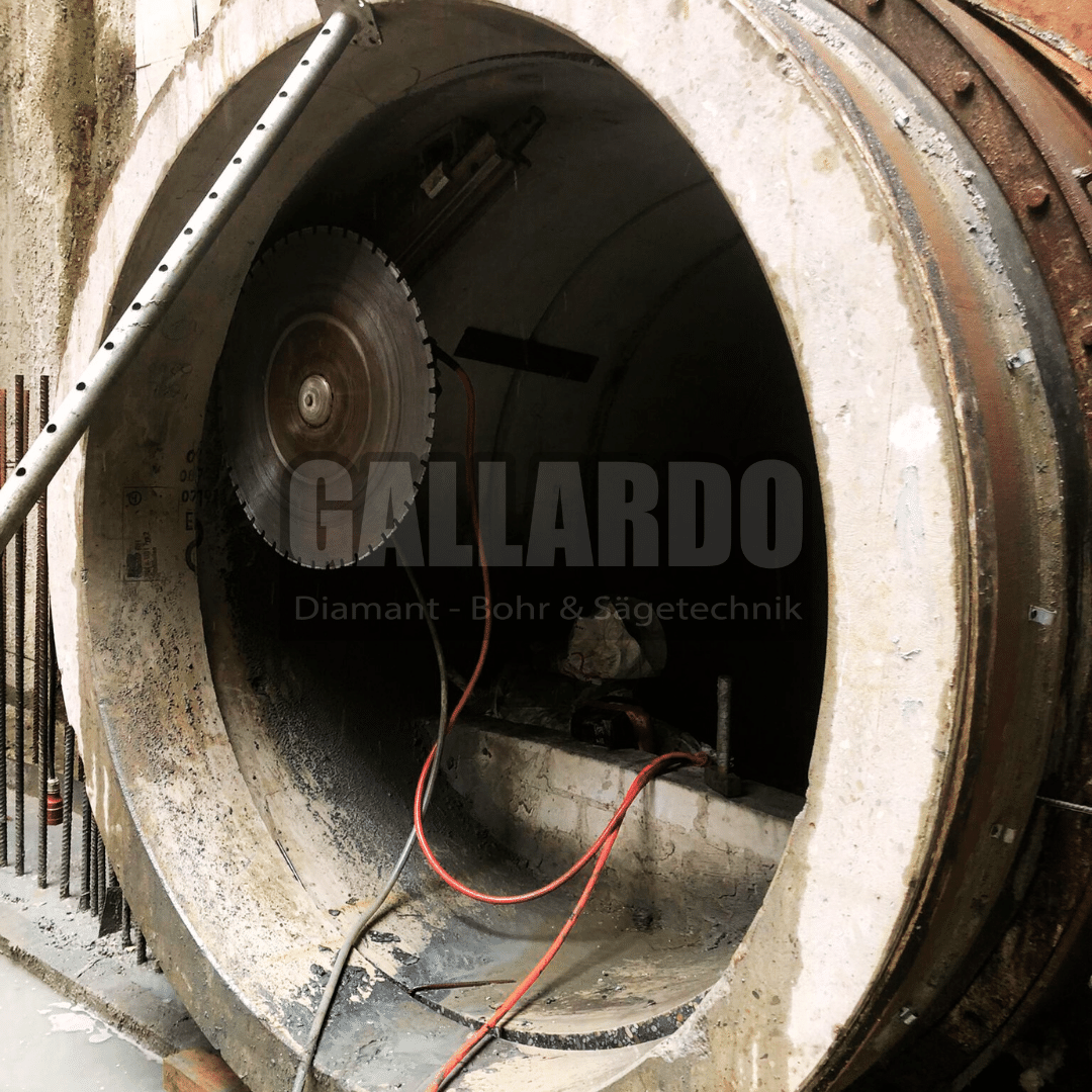 Gallardo Betonbohren & Betonsägen GmbH Düsseldorf Kanalrohr schneiden in Essen.jpg