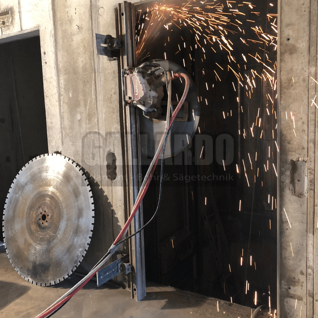 Aufzugstür schneiden