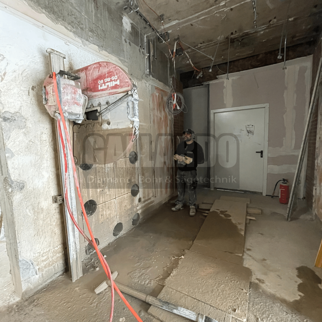 Aufzugstür schneiden